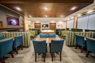 هلید این اکسپرز اند سویتز وست ادمنتون-مال اریا