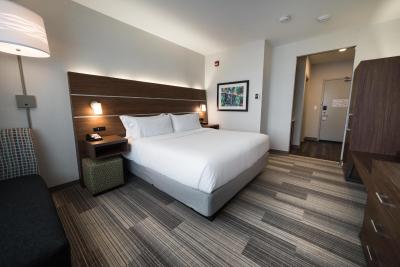 هلید این اکسپرز اند سویتز وست ادمنتون-مال اریا