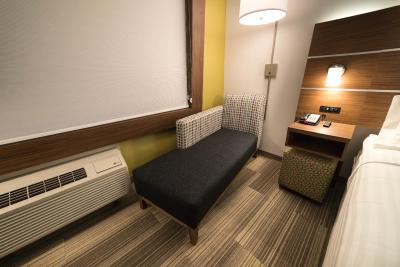 هلید این اکسپرز اند سویتز وست ادمنتون-مال اریا