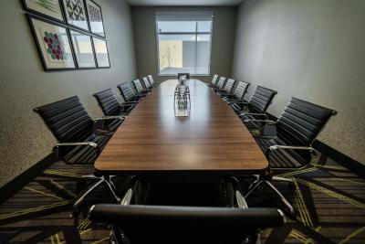 هلید این اکسپرز اند سویتز وست ادمنتون-مال اریا