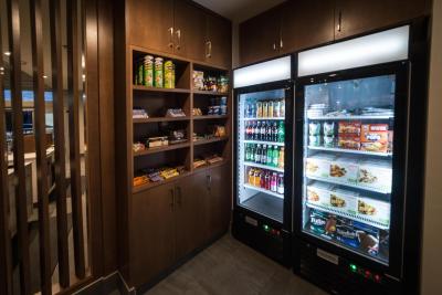 هلید این اکسپرز اند سویتز وست ادمنتون-مال اریا