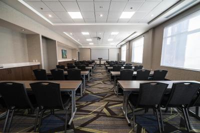 هلید این اکسپرز اند سویتز وست ادمنتون-مال اریا