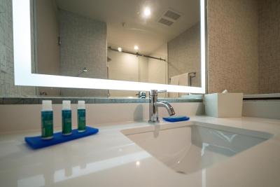 هلید این اکسپرز اند سویتز وست ادمنتون-مال اریا