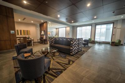 هلید این اکسپرز اند سویتز وست ادمنتون-مال اریا