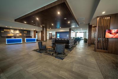 هلید این اکسپرز اند سویتز وست ادمنتون-مال اریا