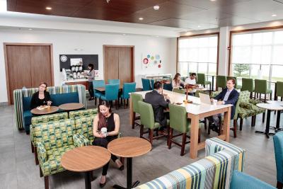 هلید این اکسپرز اند سویتز وست ادمنتون-مال اریا