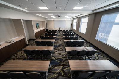 هلید این اکسپرز اند سویتز وست ادمنتون-مال اریا