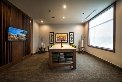 هلید این اکسپرز اند سویتز وست ادمنتون-مال اریا