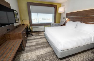 هلید این اکسپرز اند سویتز وست ادمنتون-مال اریا