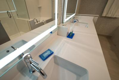 هلید این اکسپرز اند سویتز وست ادمنتون-مال اریا