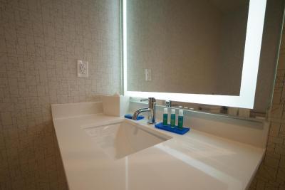 هلید این اکسپرز اند سویتز وست ادمنتون-مال اریا