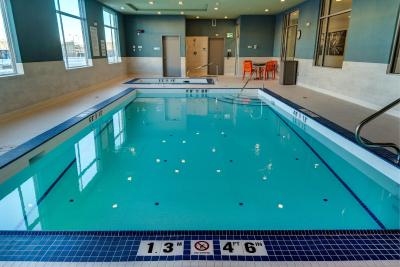 هلید این اکسپرز اند سویتز وست ادمنتون-مال اریا