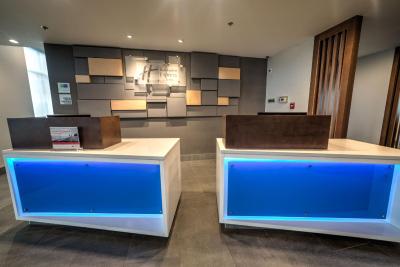 هلید این اکسپرز اند سویتز وست ادمنتون-مال اریا