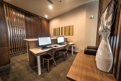 هلید این اکسپرز اند سویتز وست ادمنتون-مال اریا