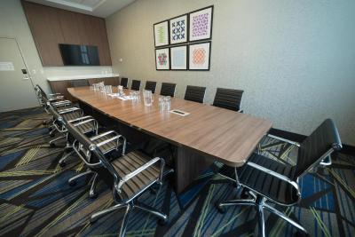 هلید این اکسپرز اند سویتز وست ادمنتون-مال اریا