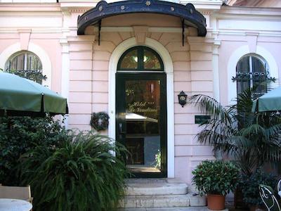 ویلا کلاودیا هتل کانز