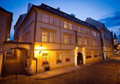 هتل لئوناردو پراها