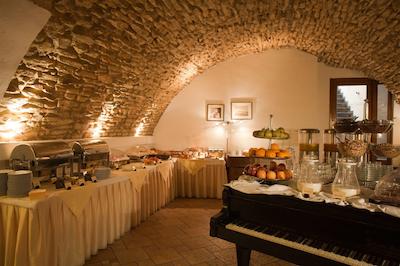 هتل لئوناردو پراها