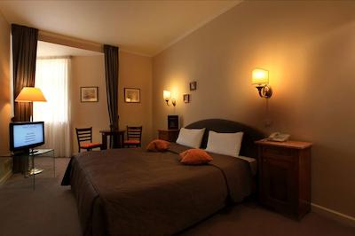 هتل لئوناردو پراها