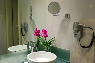 هتل لئوناردو پراها