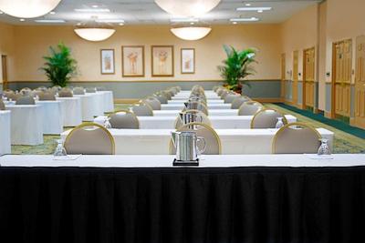 امباسی سویتز بای هیلتون اُرلاندو اینترنیشنال دریو کنونشن سنتر