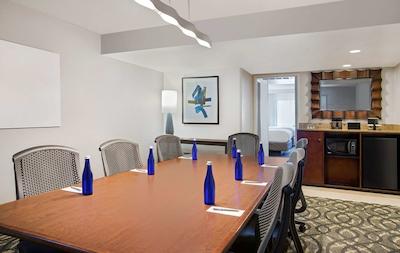 امباسی سویتز بای هیلتون اُرلاندو اینترنیشنال دریو کنونشن سنتر