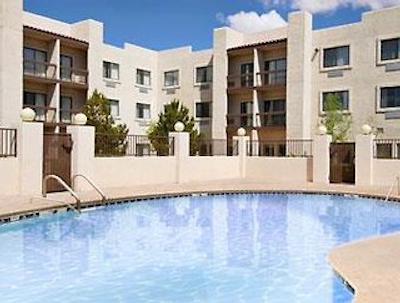 سوپر 8 پاج لاک پول