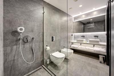 دانسینگ هوس هتل