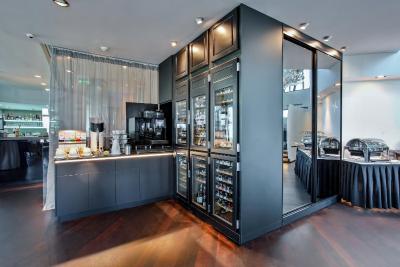 دانسینگ هوس هتل