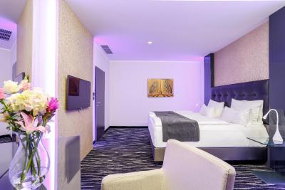 دانسینگ هوس هتل