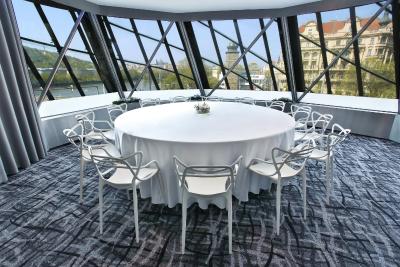 دانسینگ هوس هتل