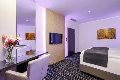 دانسینگ هوس هتل