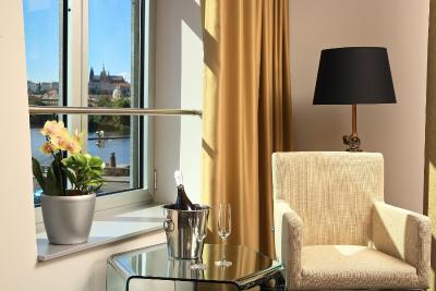 دانسینگ هوس هتل