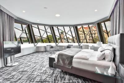 دانسینگ هوس هتل