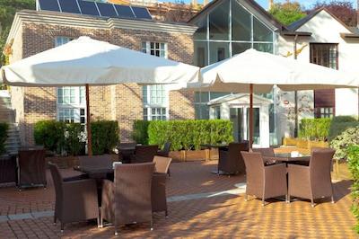 هتل ویلا سُرو