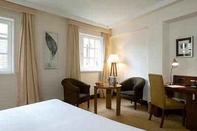 هتل ویلا سُرو