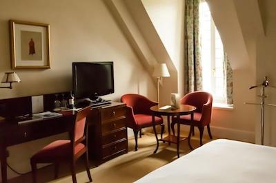 هتل ویلا سُرو