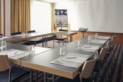 مرکور آیرپرت هتل برلین تجل