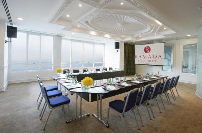 رامادا بیچ هتل اجمان