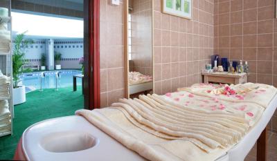 رامادا بیچ هتل اجمان