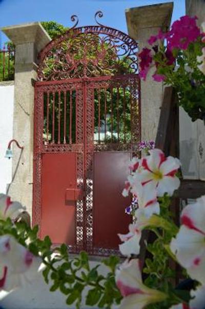 دوکز کرنر گوست هوس