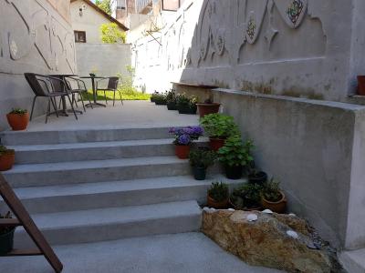 دوکز کرنر گوست هوس