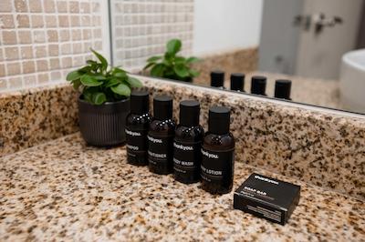 ساج هتل ادلید