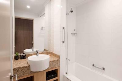 ساج هتل ادلید