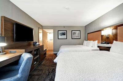 هامپتون این لکسینگتون ای 75