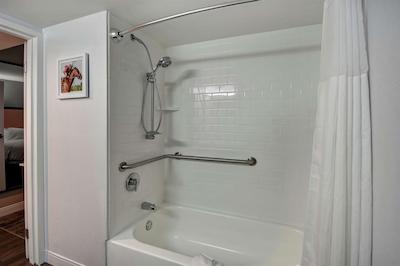 هامپتون این لکسینگتون ای 75