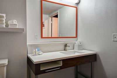 هامپتون این لکسینگتون ای 75