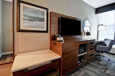 هامپتون این لکسینگتون ای 75