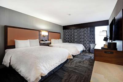 هامپتون این لکسینگتون ای 75