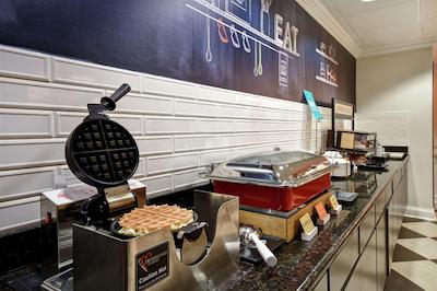 هامپتون این لکسینگتون ای 75